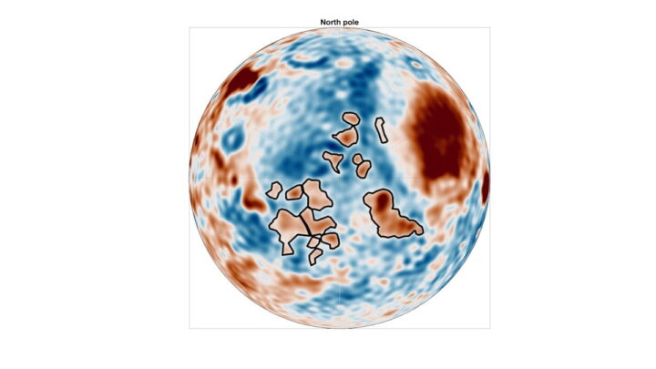 Mapa com destaque para as densas estruturas gravitacionais no hemisfério norte. As regiões indicadas pelas linhas pretas são anomalias de grande massa que não apresentam qualquer correlação com a geologia e a topografia. Estas estruturas subterrâneas ocultas estão cobertas por sedimentos de um antigo oceano. A sua origem é ainda um mistério e é necessária uma missão gravitacional dedicada, como os MaQuIs, para revelar a sua natureza. Crédito: Root et al. (setembro, 2024)