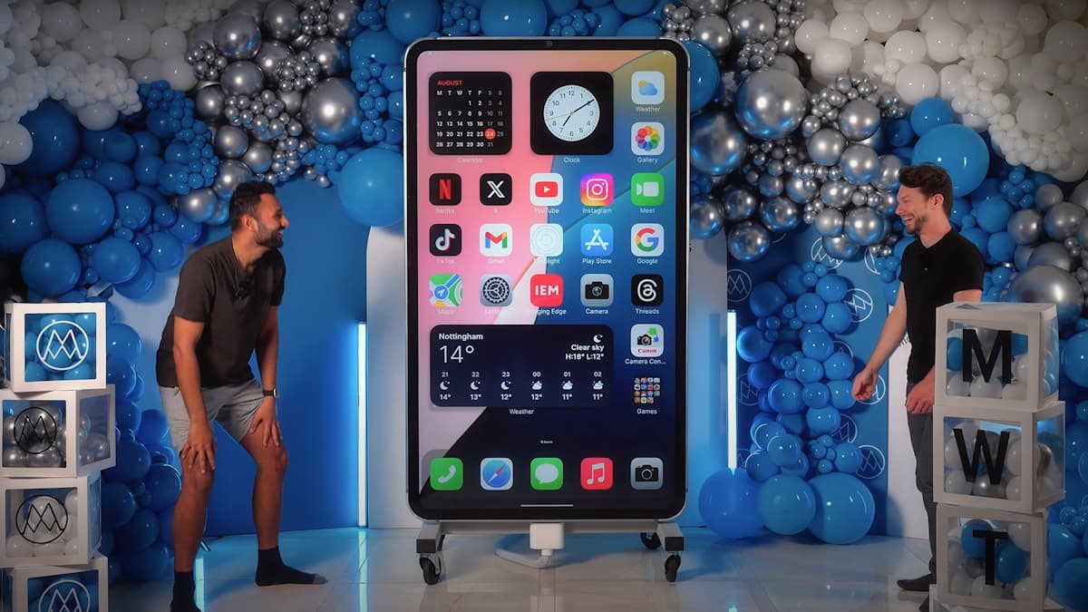 YouTubers construíram uma réplica de 1,80 m do iPhone 15 Pro Max da Apple