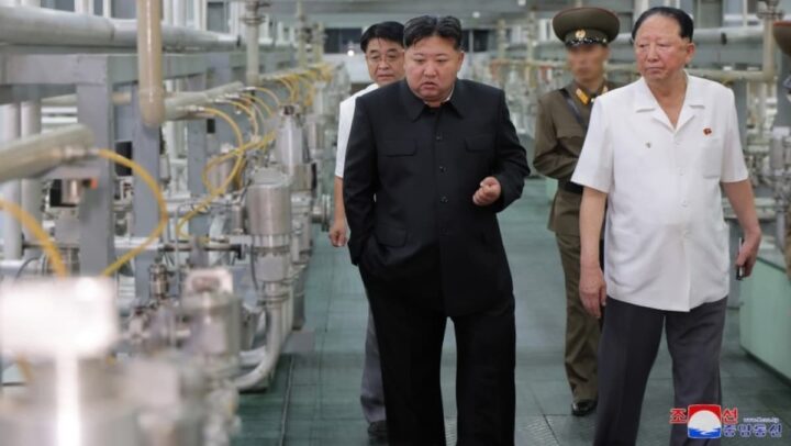 Kim Jong Un a visitar uma instalação secreta de produção de urânio para armas, na Coreia do Norte