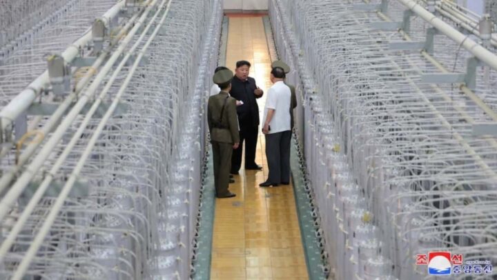 Kim Jong Un a visitar uma instalação secreta de produção de urânio para armas, na Coreia do Norte