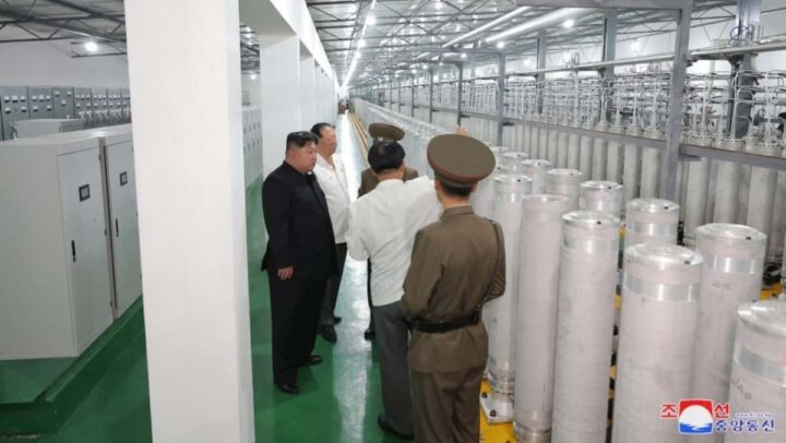 Kim Jong Un a visitar uma instalação secreta de produção de urânio para armas, na Coreia do Norte