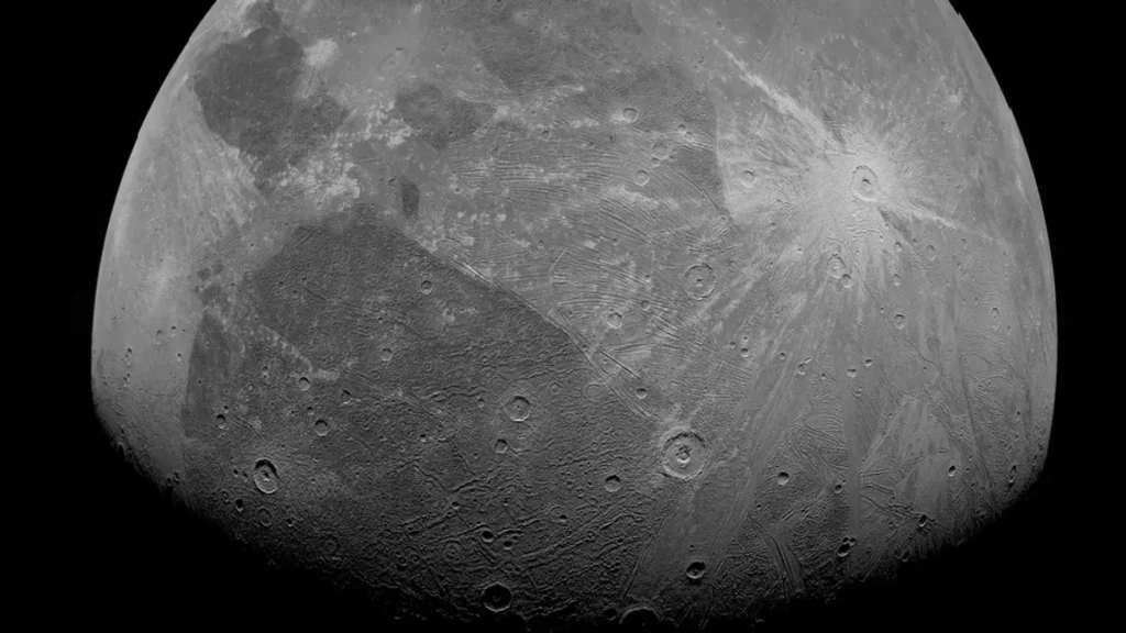 Colisão de um asteroide gigantesco deslocou o eixo da maior lua do Sistema Solar