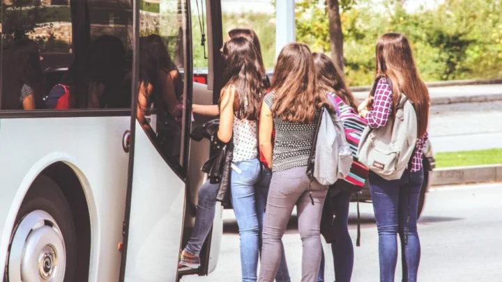 Ilustração dos transportes escolares para regresso às aulas