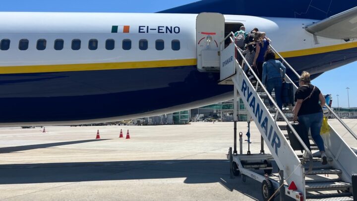 Inédito: Tribunal de Braga declara ilegal Ryanair cobrar por malas de cabine