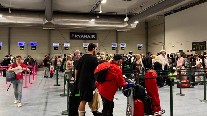 Inédito: Tribunal de Braga declara ilegal Ryanair cobrar por malas de cabine