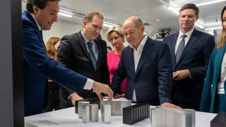 Chanceler alemão Olaf Scholz no novo centro de dados quântico da IBM, na Alemanha