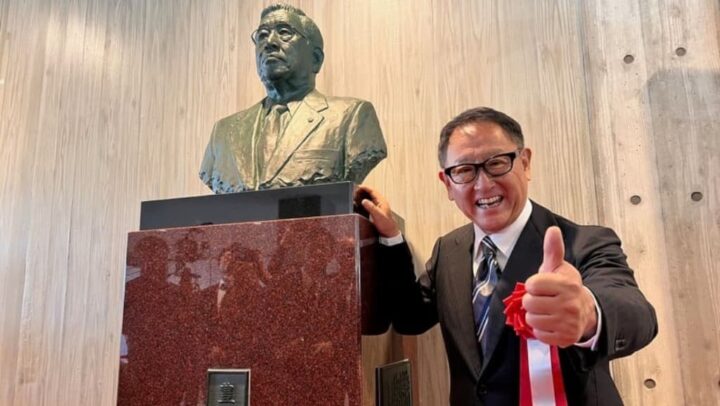 Akio Toyoda com o busto do seu pai, Shoichiro Toyoda, no dia 10 de outubro, na Universidade de Nagoya, onde o antigo presidente da Toyota realizou o doutoramento em Engenharia e, mais tarde, liderou a organização de antigos alunos. 