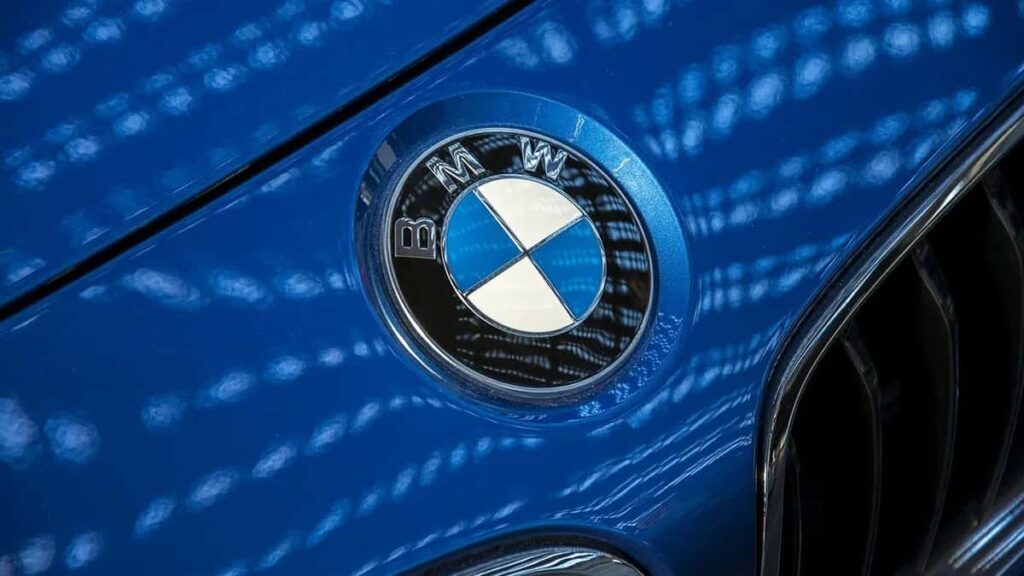 “Situação desafiadora na China”: lucro líquido da BMW caiu 37% em 2024