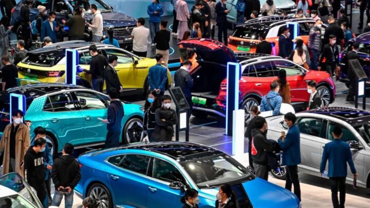 Carros em exposição na China