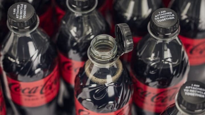 Tapa adherida a una botella de plástico de Coca-Cola.