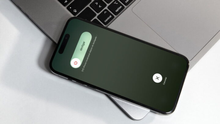 iPhone a desligar em cima de uma mesa