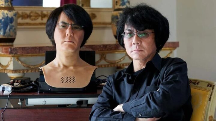 Inventor japonês Hiroshi Ishiguro ao lado do robô humanoide Geminoid HI-6