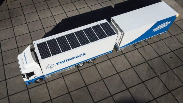 Camião equipado com o sistema SolarOnTop de painéis solares