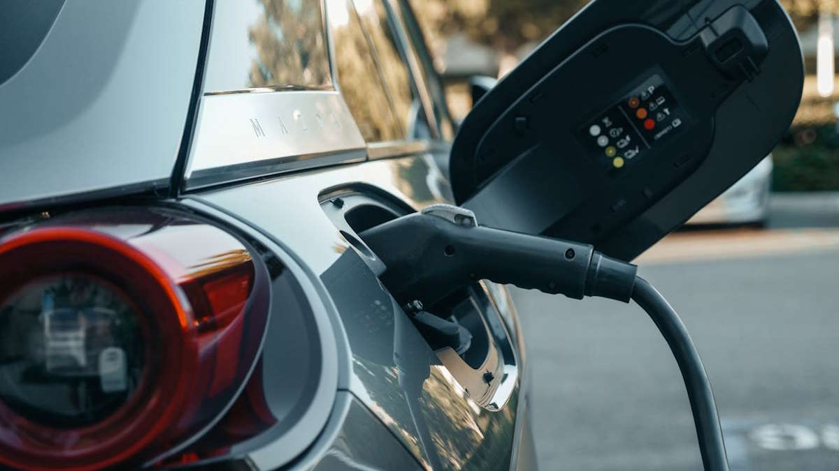 Vendas de carros elétricos disparam em Portugal, desafiando a tendência europeia