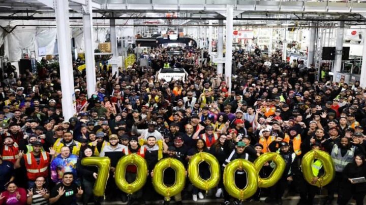 Funcionários da Tesla na fábrica a festejar os sete milhões de carros elétricos produzidos