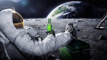 Imagem meramente ilustrativa de um astronauta a beber uma cerveja enquanto observa a Terra do espaço