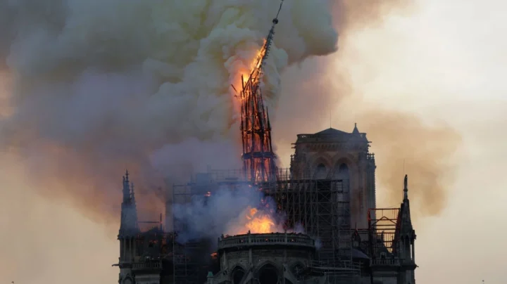 Imagem da Catedral de Notre Dame no dia em que um incêndio a destruiu