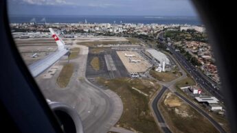 Vista de um avião para o Aeroporto de Lisboa Humberto Delgado