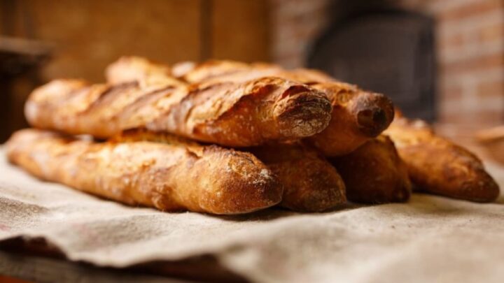 Pão francês chamado baguete