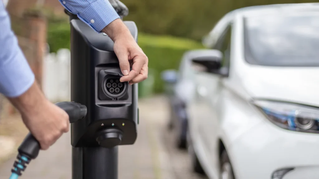 Galp transforma postes de iluminação pública em carregadores de veículos elétricos