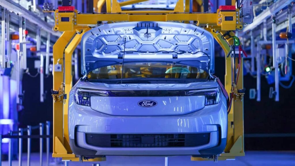 Atrasada na corrida dos elétricos, Ford vai cortar 4000 postos de trabalho na Europa