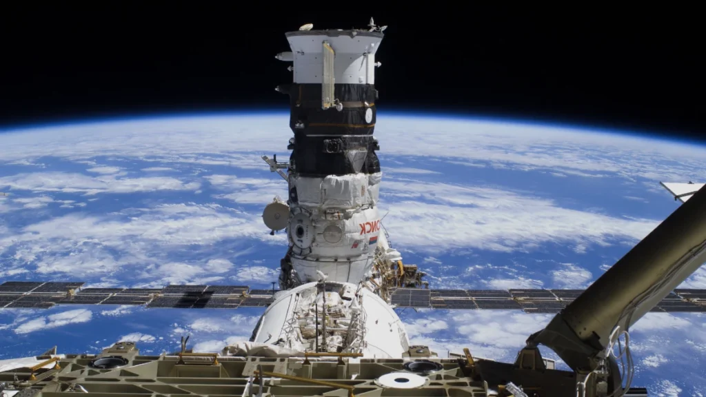 ISS em risco… estação voltou a executar manobras para evitar lixo espacial