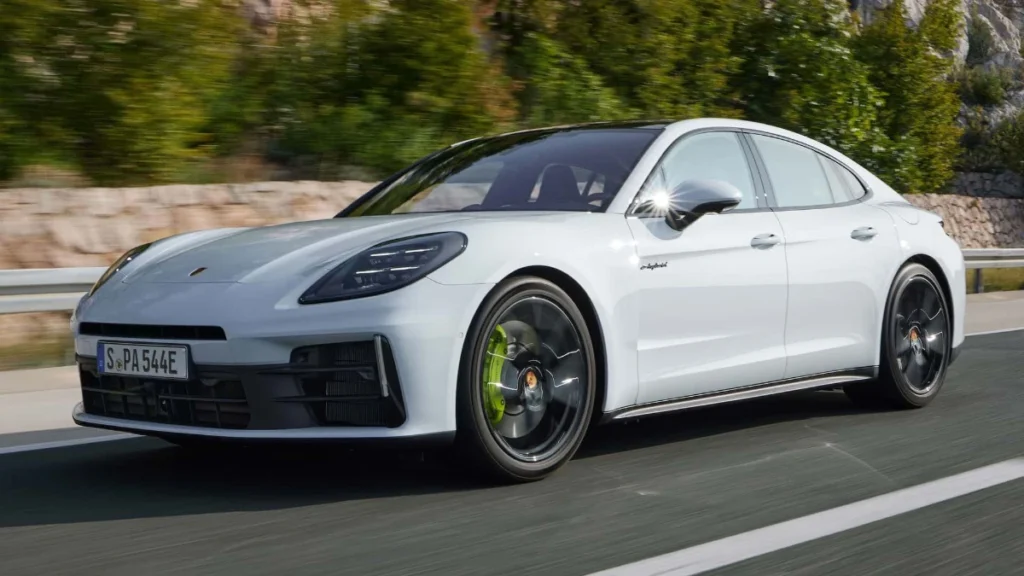 Com as vendas de elétricos a caírem, Porsche decide manter os veículos híbridos e a gasolina