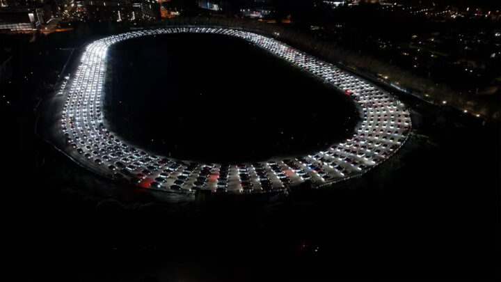 900 carros Tesla dão espetáculo de luzes na Finlândia