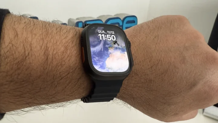 Ilustração Apple Watch Ultra 3 com mensagens via satélite