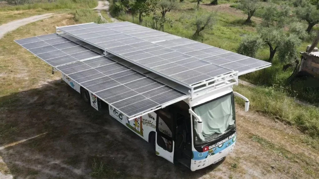 Velho autocarro é agora uma autocaravana 100% a energia solar, com um motor Tesla