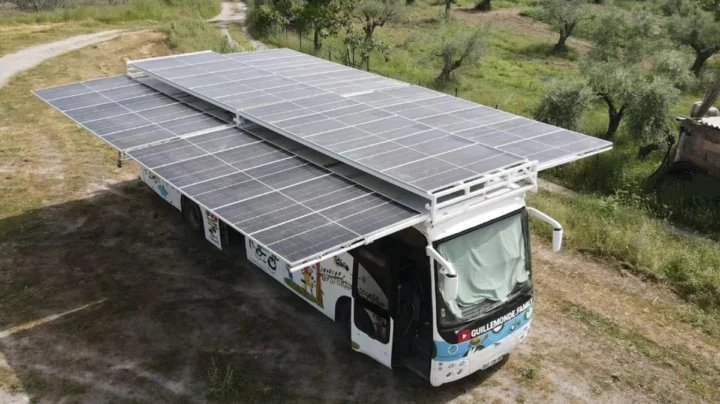 Imagem autocarro a energia solar transformado em autocaravana com motor e bateria Tesla