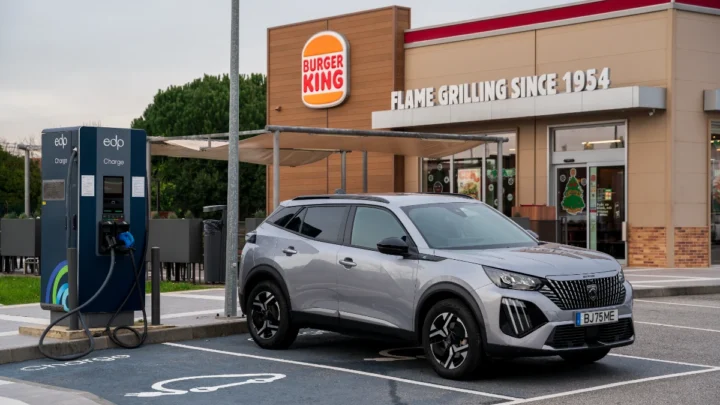 Imagem de carregamento de carro elétrico num restaurante Burger King