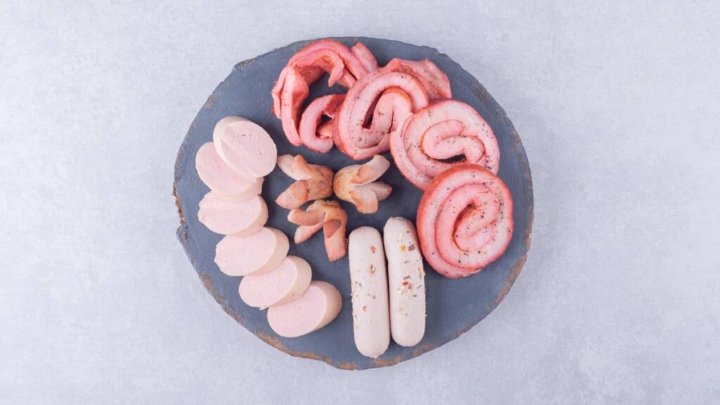 Carne vermelha processada foi associada a um risco de demência até 13% superior