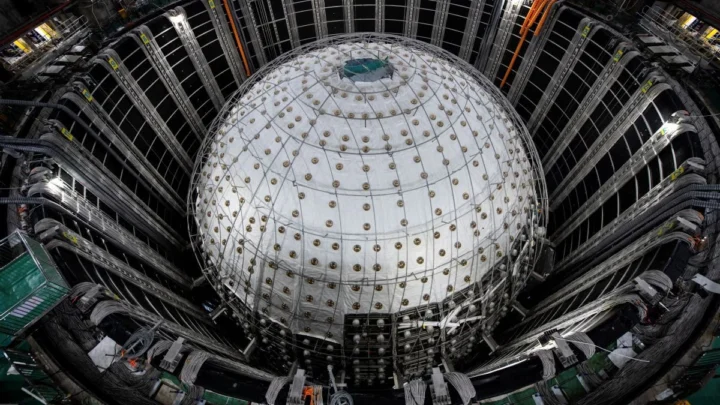 Imagem do detetor de neutrinos, o JUNO, da China.