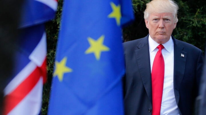 Donald Trump ao lado das bandeiras da UE e dos Estados Unidos