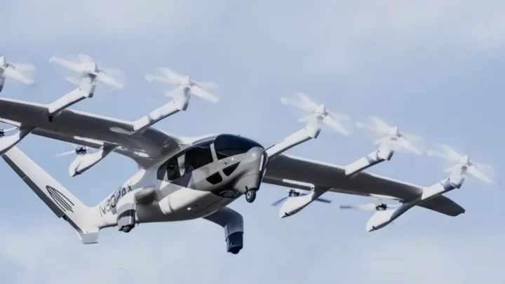 Imagem de um EVTOL no céu de Abu Dhabi, nos Emirados Árabes Unidos