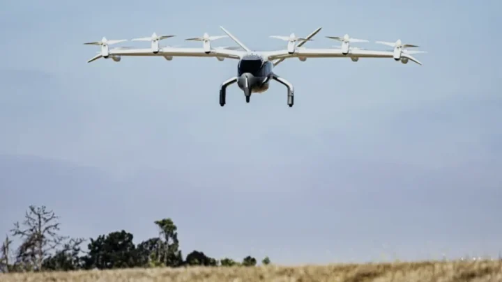 Imagem de um EVTOL no céu de Abu Dhabi, nos Emirados Árabes Unidos