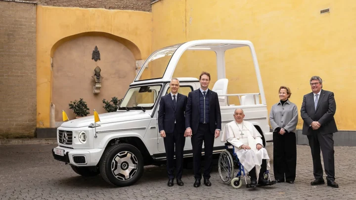 Imagem do novo papamóvel, um elétrico Mercedes-Benz G 580, do Papa Francisco