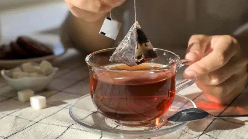 Saquinhos de chá podem libertar milhares de milhões de microplásticos para o corpo