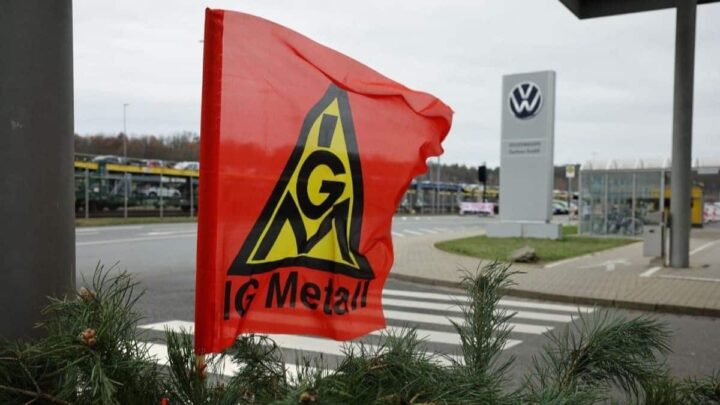 A bandeira do sindicato IG Metall em frente à fábrica da Volkswagen, em 2 de dezembro de 2024, em Zwickau, no leste da Alemanha, enquanto milhares de trabalhadores da empresa entram em greve em todo o país.