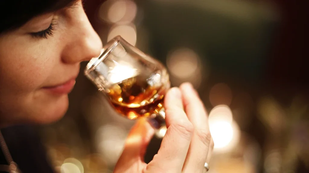 Vai um copo? IA aprende a diferenciar aromas de whisky dos EUA e da Escócia