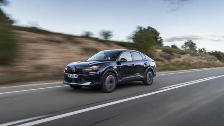 Citroën ë-C4X Max, em Eclipse Blue