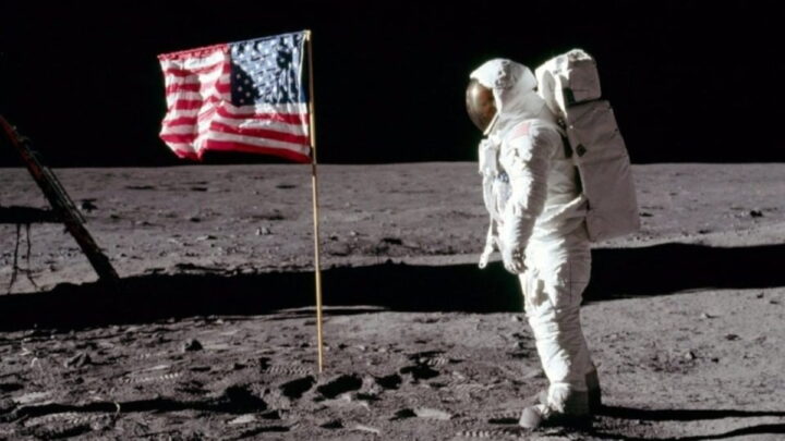 Missão Apollo 11 na Lua, com a bandeira americana