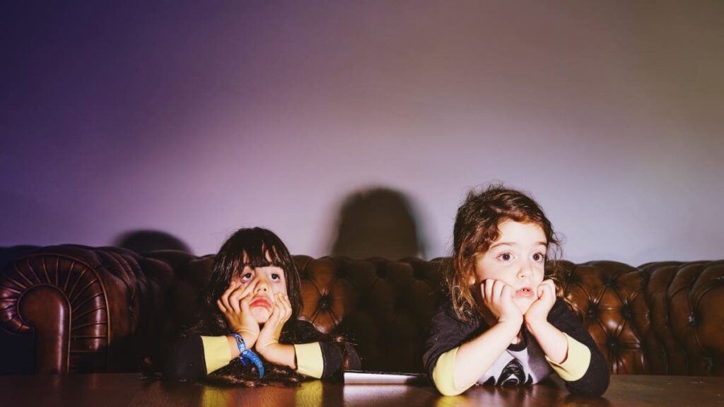 Exposição precoce a conteúdos violentos aumenta a agressividade nos jovens