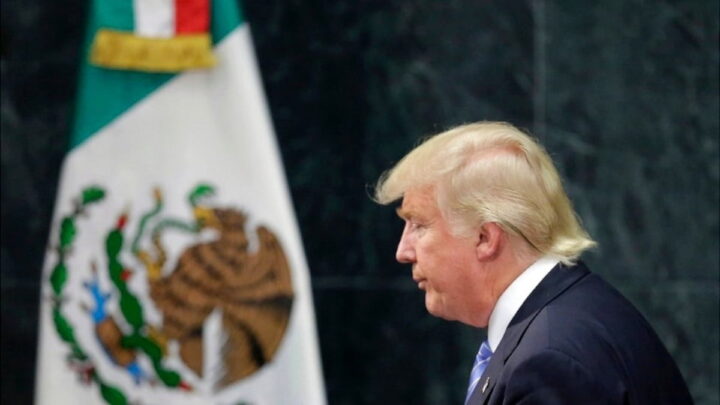 Donald Trump de perfil com bandeira do México de fundo