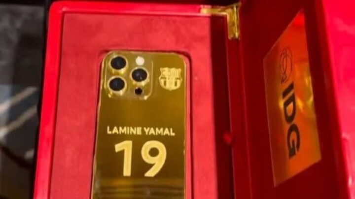 iPhone de ouro com o nome de Lamine Yamal e o número 19