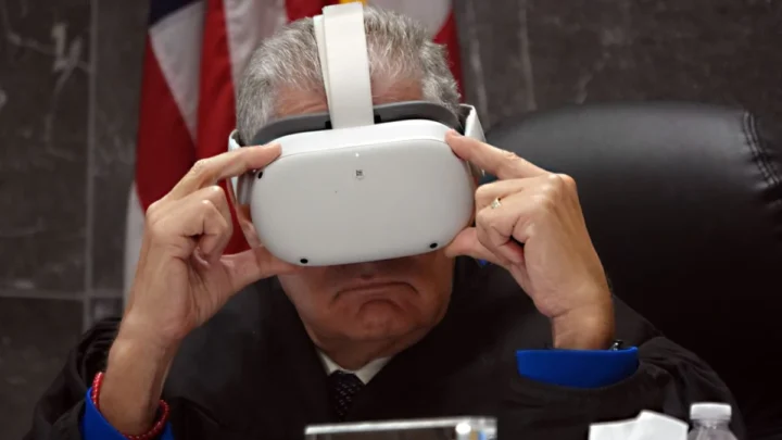 Imagem juiz a usar óculos de realidade virtual em tribunal