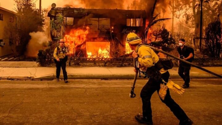 Bombeiros a apagar incêndio num bairro, em Los Angeles