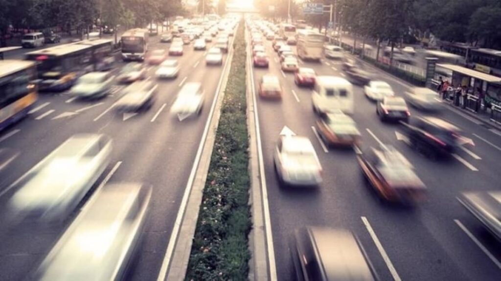 Em 1917, uma enfermeira revolucionou as estradas com uma solução que ainda utilizamos