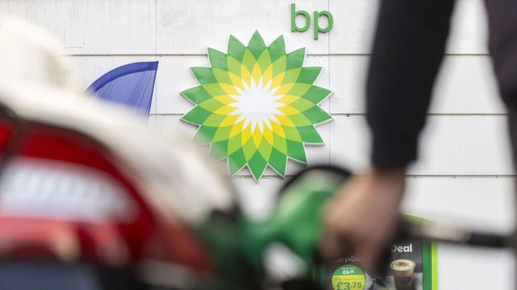 BP vai duplicar o investimento nos combustíveis fósseis e cortar nas energias renováveis